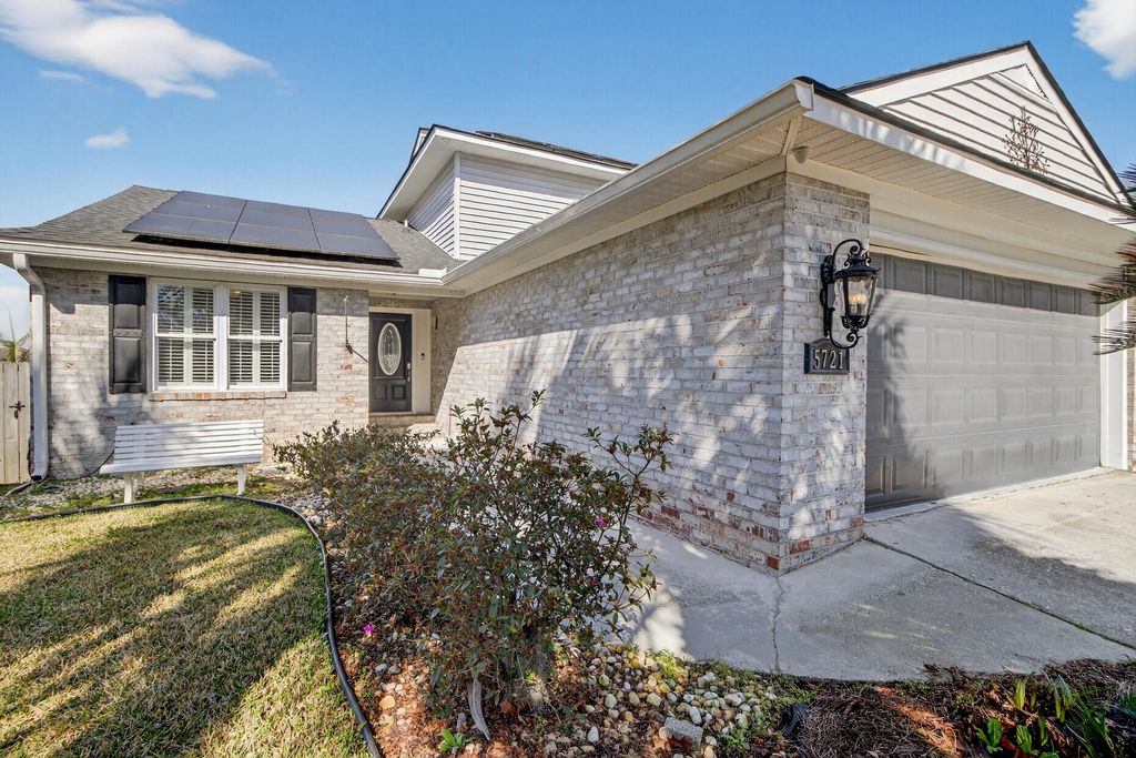 Image 7 of property listing at 5721 Saint Angela Drive, North Charleston, SC 29418