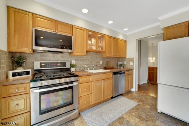 11 Monnett St, Little Ferry Boro, NJ 07643