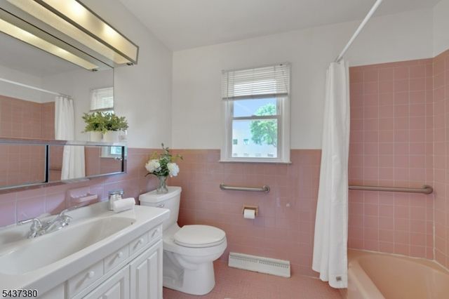 11 Monnett St, Little Ferry Boro, NJ 07643