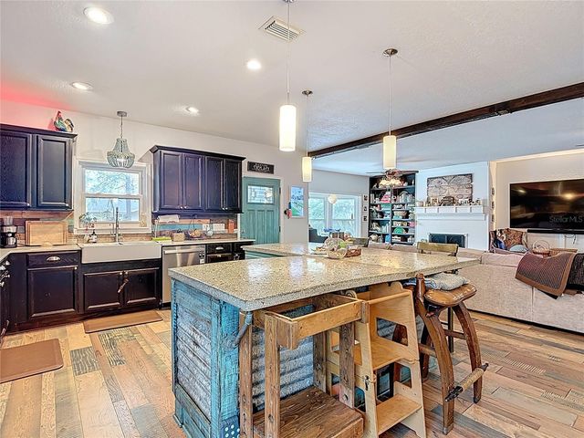 105 W COMANCHE AVENUE, Tampa, FL 33604