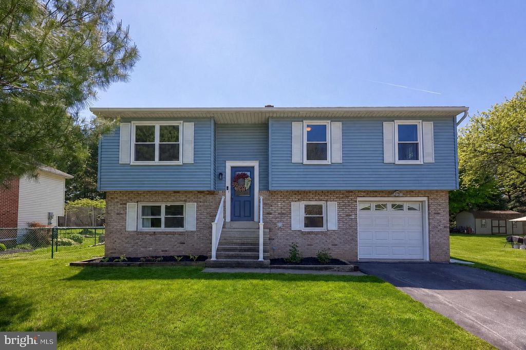 512 WALLINGFORD RD, Lancaster, PA 17601