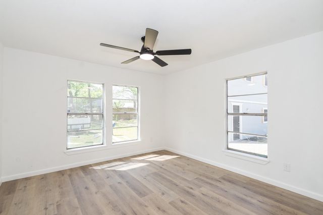 211 W South Street, Alvin, TX 77511