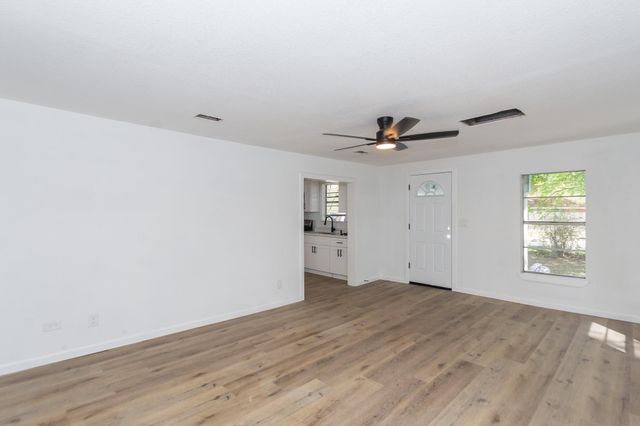 211 W South Street, Alvin, TX 77511