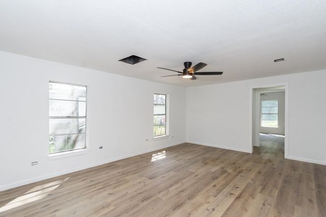 211 W South Street, Alvin, TX 77511