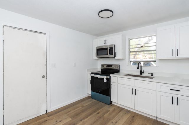 211 W South Street, Alvin, TX 77511