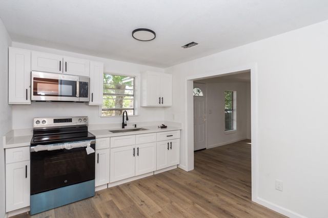 211 W South Street, Alvin, TX 77511