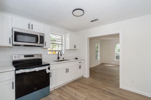 211 W South Street, Alvin, TX 77511