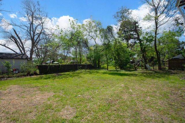 211 W South Street, Alvin, TX 77511