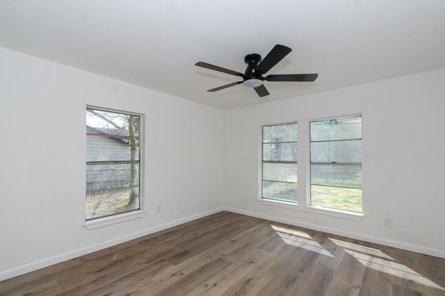 211 W South Street, Alvin, TX 77511