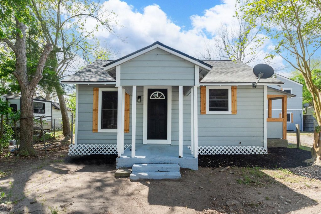 211 W South Street, Alvin, TX 77511