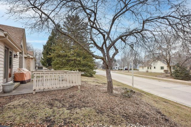 5458 Wild Cherry CIRCLE, Greendale, WI 53129