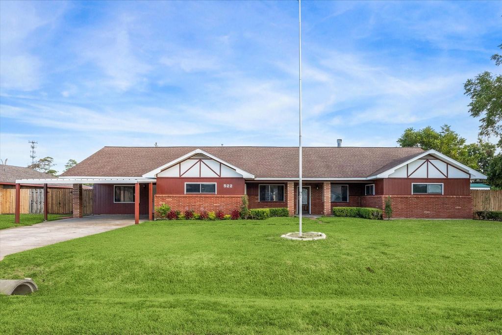 522 Baywood Street, Shoreacres, TX 77571