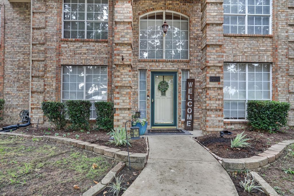 901 Brittany Drive, Lewisville, TX 75067 — photo 2