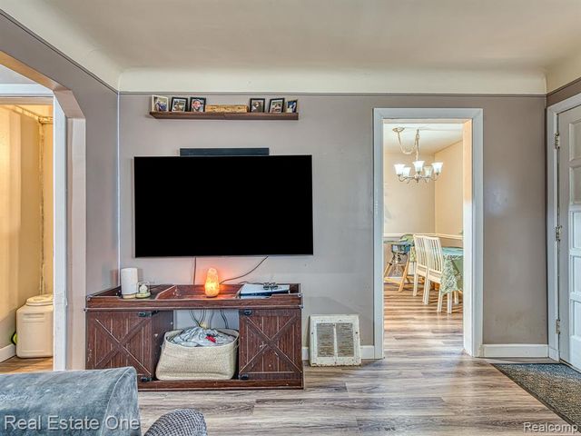 2209 Thomas Street, Lincoln Park, MI 48146