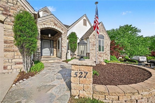 527 Canyon Drive, Lawrence, KS 66049