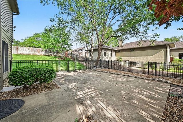 527 Canyon Drive, Lawrence, KS 66049
