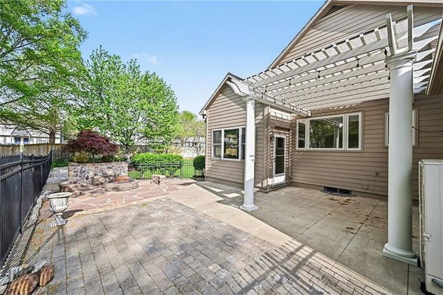 527 Canyon Drive, Lawrence, KS 66049