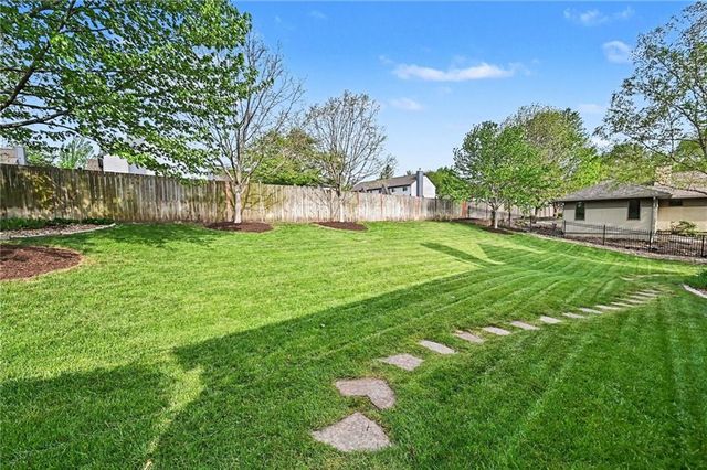 527 Canyon Drive, Lawrence, KS 66049