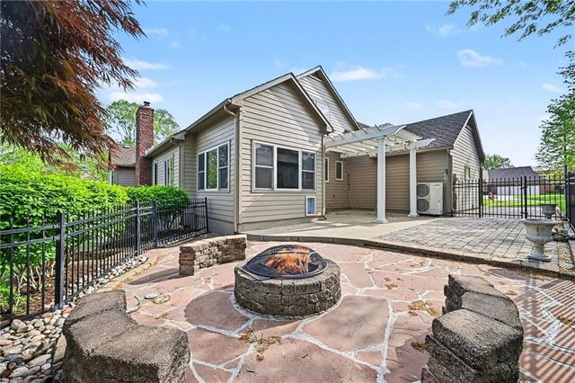 527 Canyon Drive, Lawrence, KS 66049