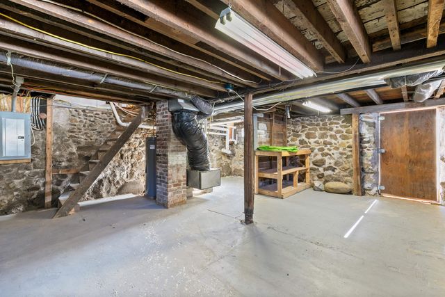 19 Maple Avenue, Newton, NH 03858