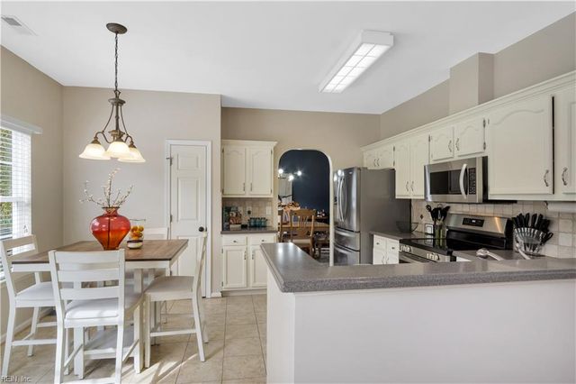 202 Vivian CT, Yorktown, VA 23690