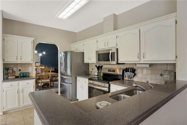 202 Vivian CT, Yorktown, VA 23690