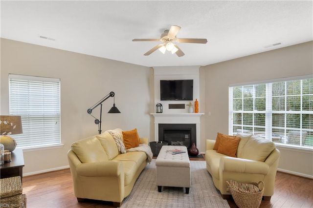 202 Vivian CT, Yorktown, VA 23690