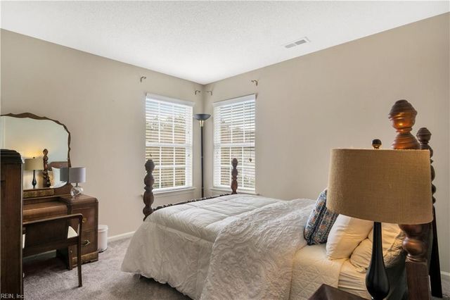 202 Vivian CT, Yorktown, VA 23690