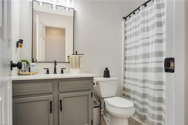 202 Vivian CT, Yorktown, VA 23690