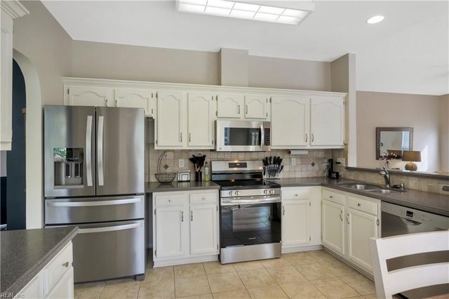 202 Vivian CT, Yorktown, VA 23690