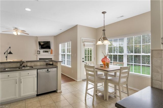 202 Vivian CT, Yorktown, VA 23690