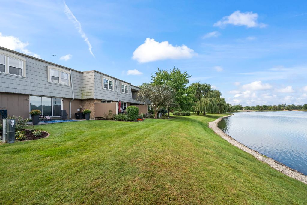 670 Versailles Circle D, Elk Grove Village, IL 60007 — exterior