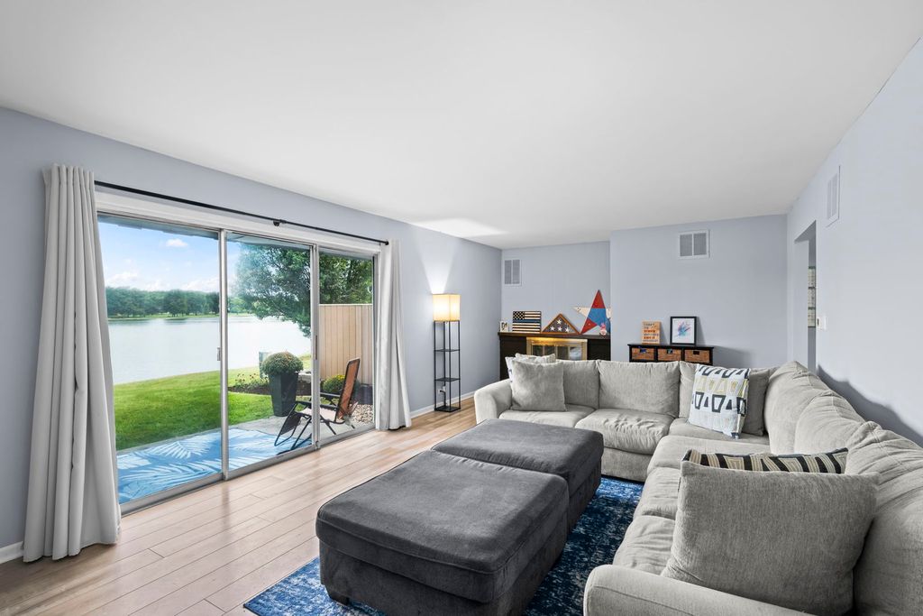 670 Versailles Circle D, Elk Grove Village, IL 60007 — photo 3