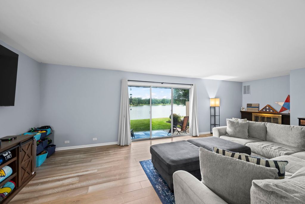 670 Versailles Circle D, Elk Grove Village, IL 60007 — photo 4