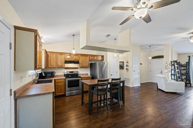 1953 Shadow Lake Dr, Gulf Breeze, FL 32563