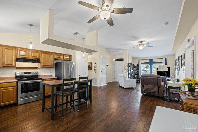 1953 Shadow Lake Dr, Gulf Breeze, FL 32563