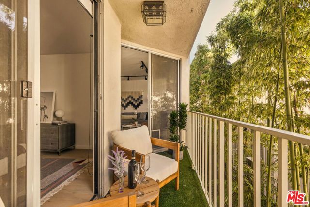 1230 N Sweetzer Avenue 204, West Hollywood, CA 90069