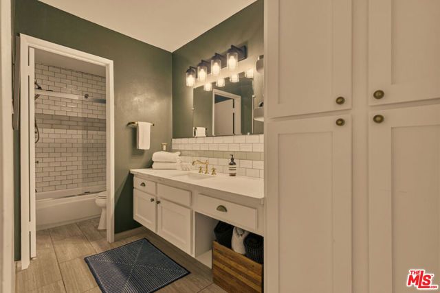 1230 N Sweetzer Avenue 204, West Hollywood, CA 90069