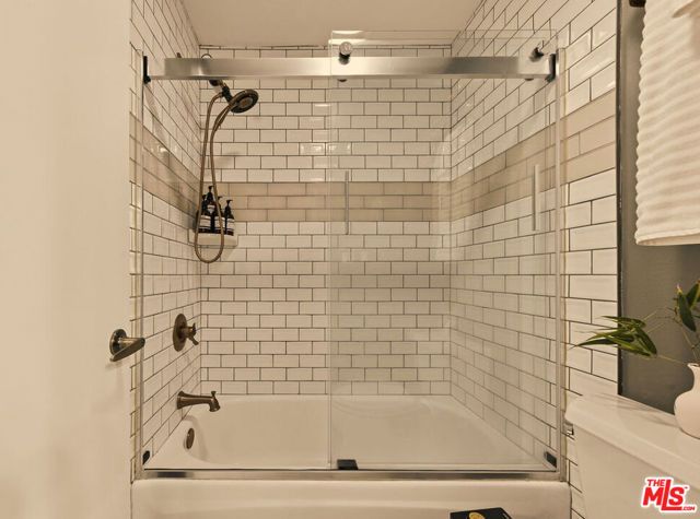 1230 N Sweetzer Avenue 204, West Hollywood, CA 90069