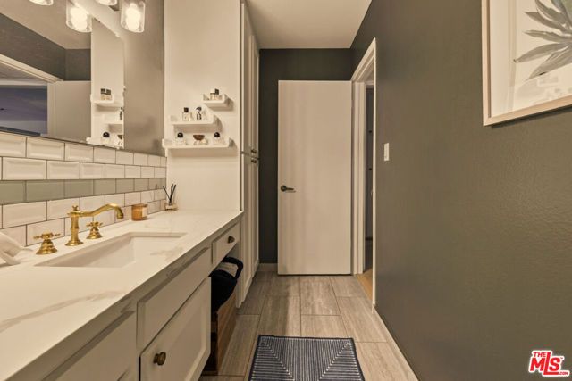 1230 N Sweetzer Avenue 204, West Hollywood, CA 90069