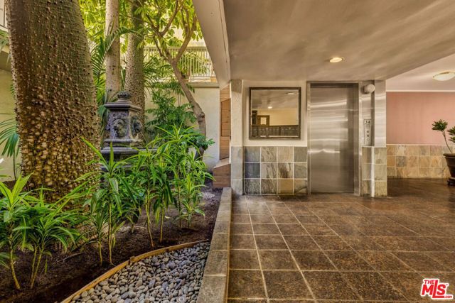 1230 N Sweetzer Avenue 204, West Hollywood, CA 90069