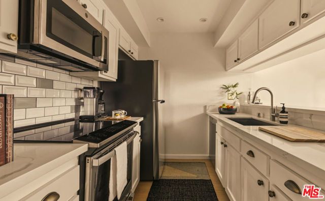 1230 N Sweetzer Avenue 204, West Hollywood, CA 90069