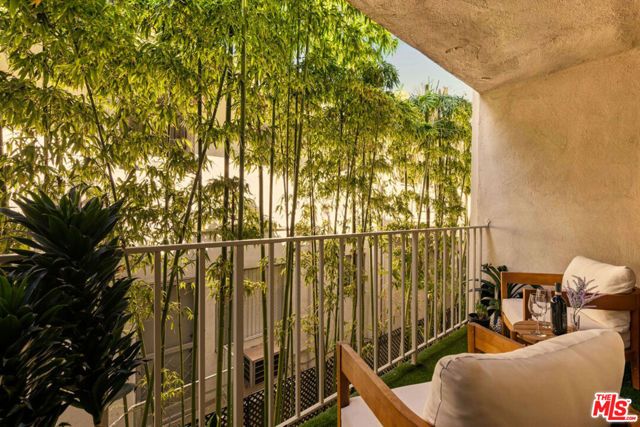 1230 N Sweetzer Avenue 204, West Hollywood, CA 90069