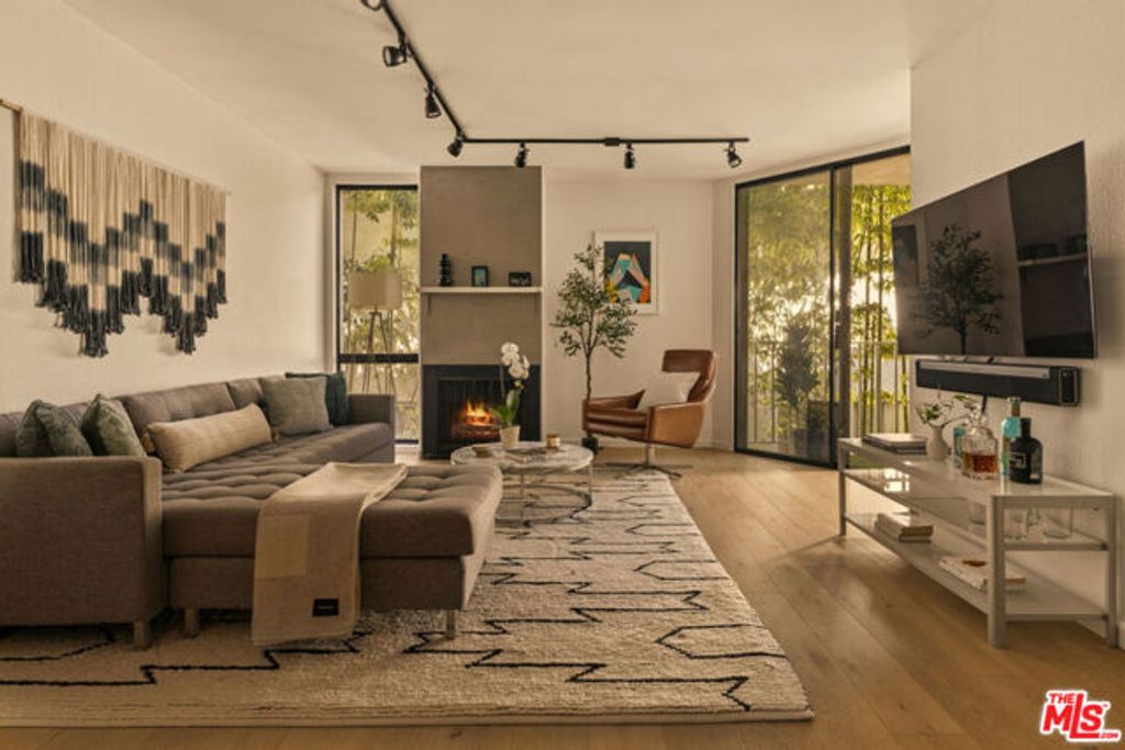 1230 N Sweetzer Avenue 204, West Hollywood, CA 90069