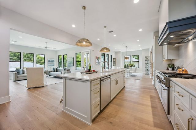 2214 Chantilly Lane, Houston, TX 77018