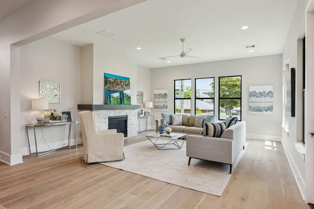 2214 Chantilly Lane, Houston, TX 77018