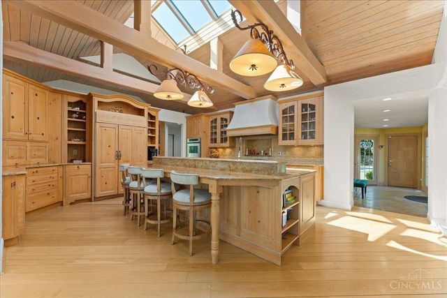 6220 Hawk Ridge Lane, Indian Hill, OH 45243
