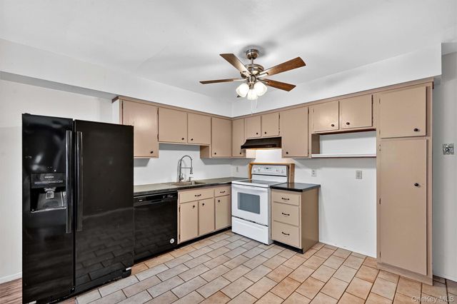 10 Oakwood Terrace 38, New Windsor, NY 12553