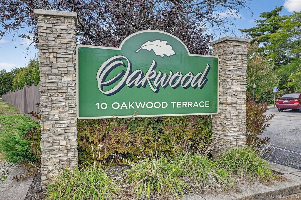 10 Oakwood Terrace 38, New Windsor, NY 12553
