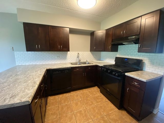 1338 S Lorraine Road A, Wheaton, IL 60189